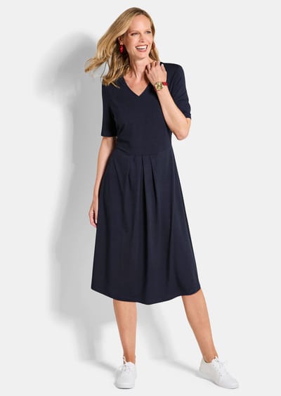Jersey jurk met een V-hals - marine - Gr. 22 van Goldner Fashion