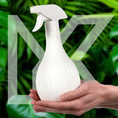 KADAX Plastic spuitfles, 600 ml waterspuitfles met kogelcontainer, lege watersproeier voor huisreiniging, tuin, kapper, planten en bloemen (wit)
