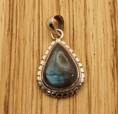 Sterling zilver hanger met labradoriet in sierlijke druppel vorm rand - zilveren hanger met groen steen - vrouwelijke hanger met natuurstenen van 925 zilver - zilveren hanger met natuursteen labradoriet