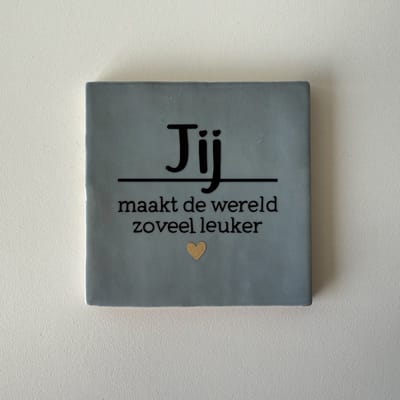Jij maakt de wereld zoveel leuker (Blauw tegeltje) - Spreuktegel - Tegeltje met tekst - Tegeltje met Spreuk - Cadeautje - Origineel cadeau