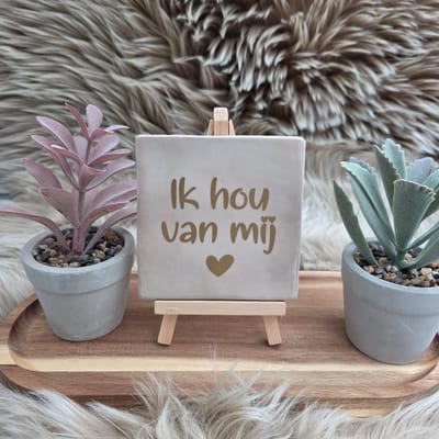 Robuust Wenstegeltje Ik Hou van mij – Hip trendy tegeltje – 10x10 cm – Cadeau voor jezelf – Stijlvol en Persoonlijk Woonaccessoire – Zelf liefde – Zelfzorg – Zomaar - Deco – Trendy nu – Decoratief Tegeltje met Standaard – Cadeau Idee