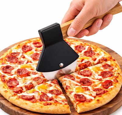Pizza Cutter Bijl – Professionele Pizzasnijder met RVS Snijwiel – Bamboe Handgreep – Pizza Mes / Pizza Cutter voor Pizza, Cake & Brood – Zwart Design Keukenaccessoire
