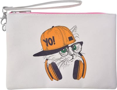 Een stoer tasje (22x15cm) met rits waarop een leuke afbeelding van een kat met pet, koptelefoon op de voor en achterkant staat. Voor op reis of thuis. De binnenkant is roze gevoerd. Handig is het afneembare polsbandje. Voor uzelf of Bestel Een Cadeau