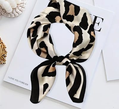 Stijlvolle Sjaal Leopard - Dierenprint - Panterprint - Neksjaal - Haarsjaal - Zwart - Beige – 70 x 70 cm | Hoofdband - Sjaaltje - Bandana - Haarband - Print | Prachtige glans | Chique om nek of aan tas!