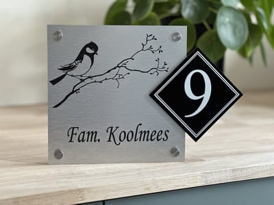 Naambordje voordeur | Koolmees op tak | Huisnummer | 20x28.5cm | rvs-look | RVS afstandhouders