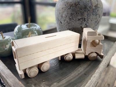Vrachtwagen van hout met oplegger - spaarpot