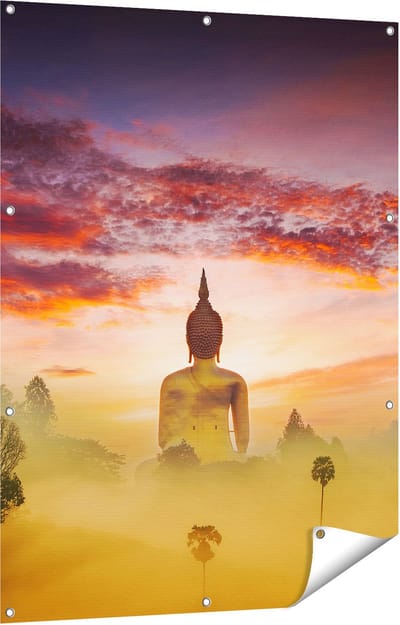 Gards Tuinposter Boeddha Beeld in de Mist - 90x120 cm - Tuindoek - Tuindecoratie - Wanddecoratie buiten - Tuinschilderij