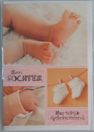 Een dochter! Hartelijk gefeliciteerd! Een mooie kaart met handjes, voetjes en babysokjes aan de waslijn. Een leuke kaart om zo te geven of om bij een cadeau te voegen. Een dubbele wenskaart inclusief envelop en in folie verpakt.