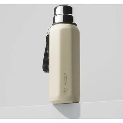 De Nieuwe Roestvrijstalen Thermosbeker met Grote Capaciteit en Buitendeksel wordt geleverd met een beker voor dubbel gebruik. 650ML