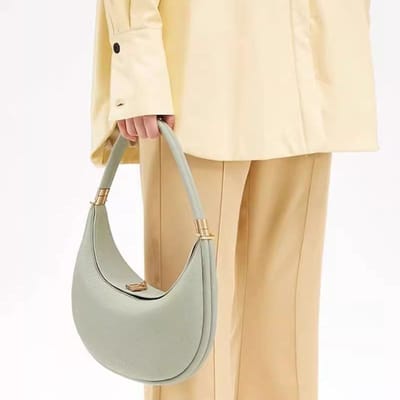 Witte Tas met Één Schouder onder de Arm, Een Middelgrote Maanvormige Tas voor Meisjes, Een Designer Stijl voor Herfst en Winter