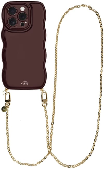 xoxo Wildhearts Glossy Wavy Cord Case Burgundy - Geschikt voor iPhone 13 Pro - Dreamy - Lang koord - Glimmend telefoonhoesje met golven - Hoesje met koord - Gouden ketting - lang telefoonkoord - Bordeaux rood hoesje - Lange variant koord