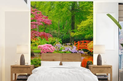 Behang - Fotobehang Brug - Japans - Botanisch - Bomen - Bloemen - Breedte 160 cm x hoogte 220 cm