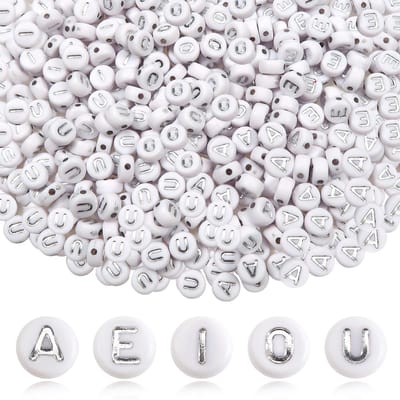 Letterkralen 7 mm ronde acryl alfabet witte kralen met zilveren woord A E I O U voor halsketting armband sieraden maken