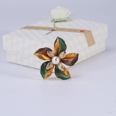 Modieuze bloemenbroche, eenvoudig en veelzijdig, klein, fris en elegant, dameskledingaccessoire. gray