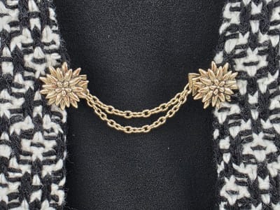 Vestsluiting - clip met dubbel ketting - Edelweiss - Bergbloem - voor - vest - sjaal - omslagdoek in kleur antiek goud look.