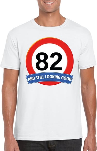82 jaar and still looking good - t-shirt met verkeersbord print - wit - voor heren - verjaardag cadeau - party - feestartikelen 82 jarige S