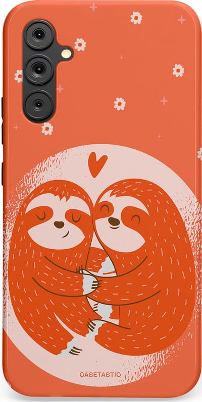 Casetastic Hoesje Geschikt voor Samsung A34 (5G) - Stijlvolle Beschermende Duo-layer Case - Oranje Pastel Roze Liefdes Koppel Luiaard
