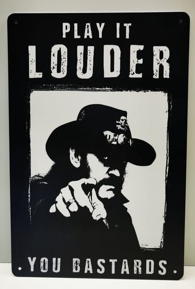 Metalen wandbord - Play It Louder - Lemmy Kilmister - Mancave - Wand Decoratie - Metal sign - Mancave decoratie - Decoratie - Metalen borden - Tekst borden - Metalen bord