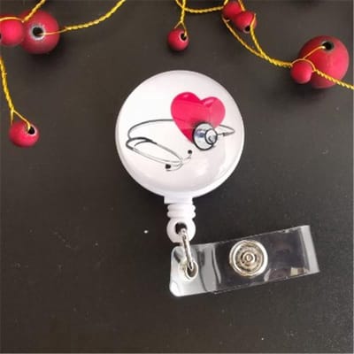 Akyol - Intrekbare Verpleegkundige Badgekoord -cadeau voor verpleegkundige - badgehouder voor verpleegster -afscheidscadeau voor verpleegkundige -Reel Clip Leuke Liefde Hart Stethoscoop Arts Student Ic Id-kaart Badge houder
