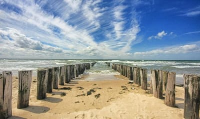 Fotobehang golfbrekers met spannende wolkenlucht 250 x 260 cm - € 175,--