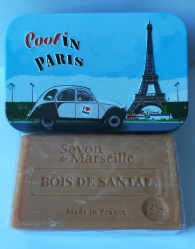 Metalen zeepblik met opdruk Cool in Paris met Marseillezeep Sandalwood 100 gram