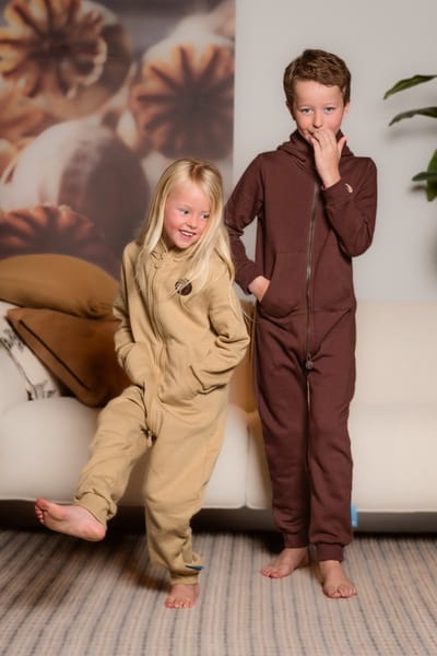 Knuffle Jogging Onesie voor Kinderen | Linda: "De allerbeste Onesie ooit gemaakt, geeft ieder kind een heerlijk ontspannen gevoel!" | Knuffle is eigentijds Nederlands merk | Handgemaakt in Portugal | Loungewear | Dit is kleur Bruin - maat 146/152
