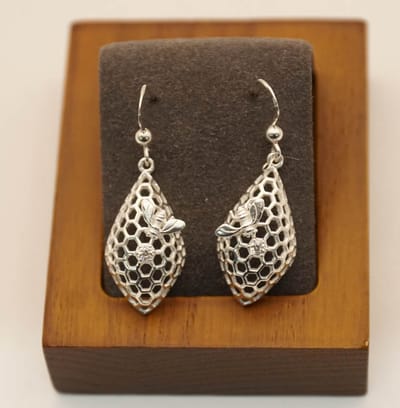 Sterling zilveren oorbellen van honingraat met bij - zilveren oorhangers van bijenkorf met bij - leuke natuur oorbellen van zilveren - bijen oorbellen van 925 zilver - leuke dames oorbellen - prachtige bijenkorf oorbellen