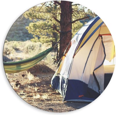 Dibond Wandcirkel - Tent met Hangmat in de Bossen - 80x80cm Foto op Aluminium Wandcirkel (met ophangsysteem)