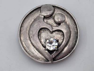 Magneet - broche - Design - Moeder en kind - Antiek zilverkleur - Ø 4.5 cm - voor - omslagdoek - sjaal - vest te sluiten. Symbool van onvoorwaardelijke liefde en verbondenheid tussen moeder en kind.