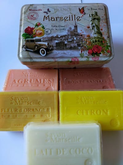 Metalen zeepblik met opdruk Marseille met 5 zepen van 100 gram in de geuren citroen, kokosmelk, sandalwood, sinaasappelbloem, citrus – Vintage voorraadblik – Franse handzeep – Marseille zeep Marseillezeep