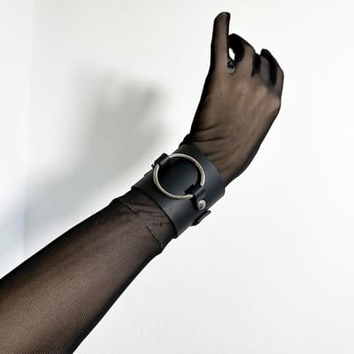 Bracelet Minimaliste Noir pour Femme avec Décoration Anneau O pour Tenues d'Été Accessoire de Festival de Musique gray