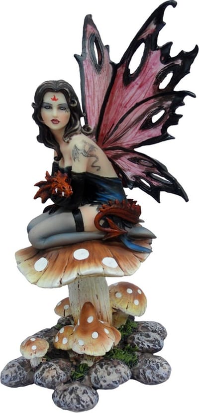 Beeldje Fantasy Elf - Knielend op Paddestoel met Rood Draakje & Drakentatoeage - Vlindervleugels - Medium - Polyresin - 26x13cm