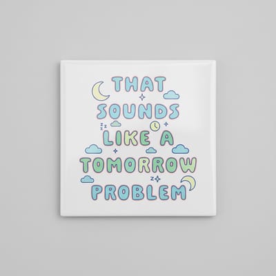Grappige Quote Keramische Tegel – “That Sounds Like a Tomorrow Problem” – Speelse Woondecoratie – 15 × 15 cm