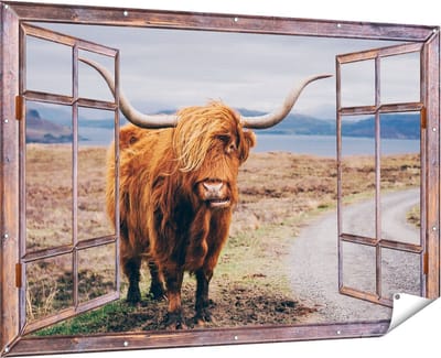 Gards Tuinposter Doorkijk Schotse Hooglander Koe op de Weg - 180x120 cm - Tuindoek - Tuindecoratie - Wanddecoratie buiten - Tuinschilderij