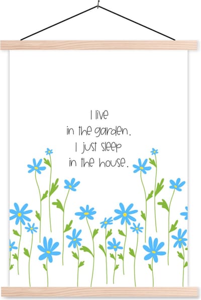 Posterhanger incl. Poster 87x120 cm - Schoolplaat - Quotes - Spreuken - I live in the garden I just sleep in the house - Textielposter - Blanke latten