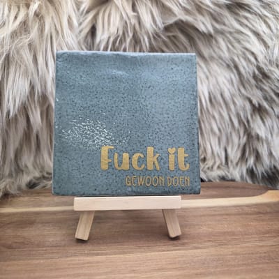 Robuust Wenstegeltje Fuck It Gewoon Doen – Quote Motivatie Tegeltje – Trendy – Woondecoratie – Cadeautje – Decoratief Tegeltje met Standaard – Cadeau Idee
