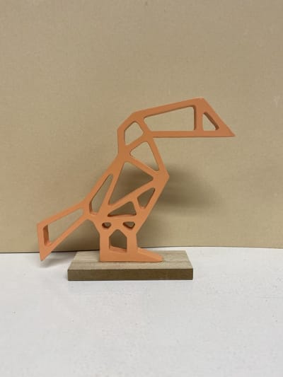 Decoratieve kaketoe op houten voet - oranje - hoogte 15x12.5x4cm - raamornament - woondecoratie
