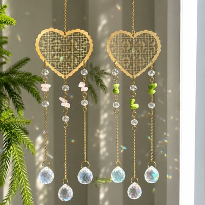 Kristallen Suncatcher Set – 2 Stuks – Hartvormige Raamhangers met Natuursteen – Roze & Groen – 41 cm – Regenboog Lichtvangers – Goudkleurig
