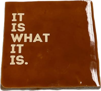 Hippe tegeltje met tekst: It is what it is | Roest met beige | Gepersonaliseerde cadeau | Hippe Spreuktegel | Nieuwe woning cadeau | Housewarming cadeau