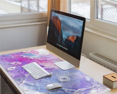 Coloray Bureau Onderlegger - Kleurrijke witte bloemen Computer Mat - 100 cm x 50 cm - Paars Bureau Onderlegger - Bureau Pad - Bureau Mat - Bureaumat - Onderlegger Bureau