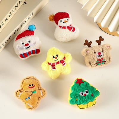 6 stuks - Kerstversieringen - Speldjes - Pluche - Tasbedeltjes - Voor kleding en tassen - Geschikt voor feestelijke gelegenheden en advent - Diverse kleuren