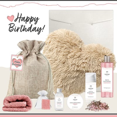 Geschenkset “Happy Birthday!” - 8 producten - 1220 gram - Triomf Cosmetica | Giftset voor haar Verjaardag Cadeau Valentijnsdag Valentijn Luxe wellness cadeaubox Vriendin Vrouw Meisje Cadeaupakket Hartje Liefde Geschenk Pakket Gift Roze Beige