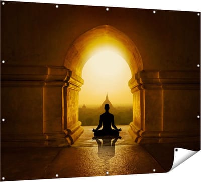 Gards Tuinposter Man Doet Yoga in een Boeddha Tempel - 160x120 cm - Tuindoek - Tuindecoratie - Wanddecoratie buiten - Tuinschilderij