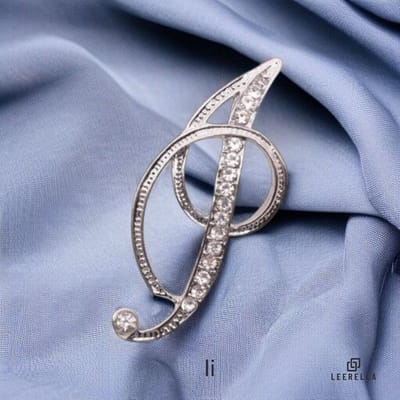 Luxe Strass | I | Letter Broche Zilverkleurig met Zirconia Steentjes – Unisex Cursieve Initialen Pin Diverse Maten Voor Heren & Dames