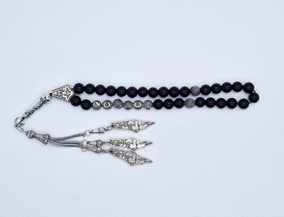 Handgemaakte naam tasbih 33 Kralen Natuursteen “ Obsidian” - met metaal tassel “Palestina"- Met je naam of de naam van uw geliefde- 8 mm diameter van de korrel