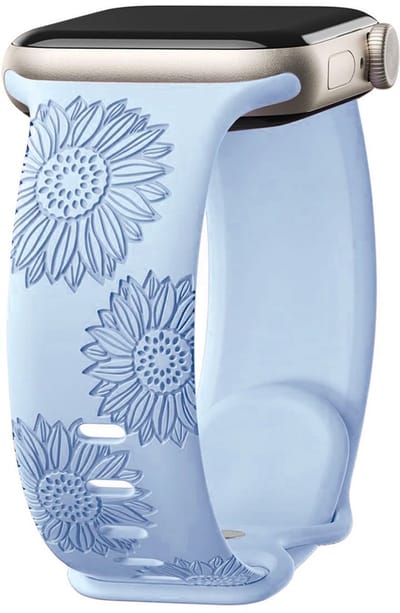 Stravo Siliconen Bandje met Zonnebloemgravure – Comfortabel & Ademend Bandje – Geschikt voor Apple Watch 42mm (Series 11/10), 41mm (Series 9/8/7), 40mm (Series 6/5/4, SE 3/2/1), 38mm (Series 3/2/1) – Lichtblauw