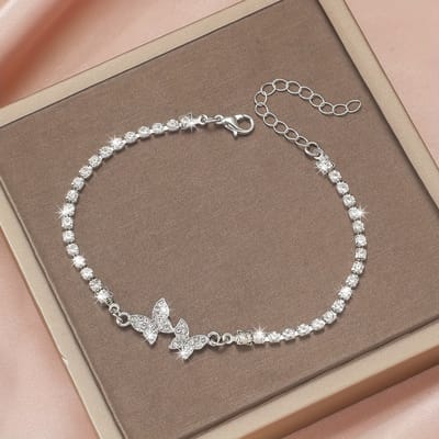 Sjika - Zilverkleurige armband met vlinders & zirkonia – Luxe dames tennisarmband – Elegant & fonkelend design – Perfect cadeau voor haar