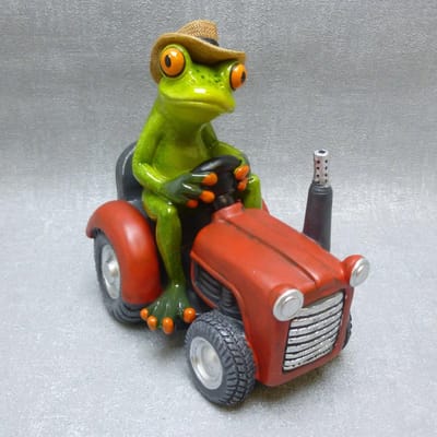 Sculptuurtje kikker op een rode trekker tractor decoratie boer