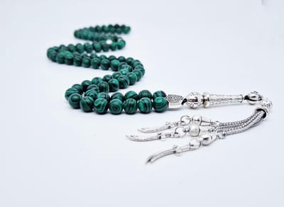 Handgemaakte tesbih "Tasbih" natuursteen "Malachiet" - Aantal kralen 99 - Diameter kralen 8MM - met metaal tassel "Zwaarden" - Een mooi cadeau-idee