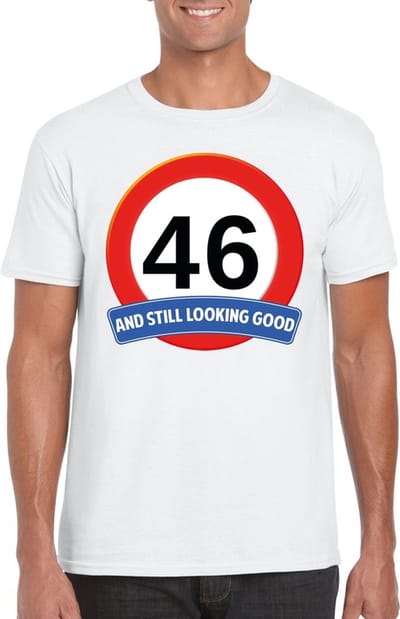 46 jaar and still looking good - t-shirt met verkeersbord print - wit - voor heren - verjaardag cadeau - party - feestartikelen 46 jarige S